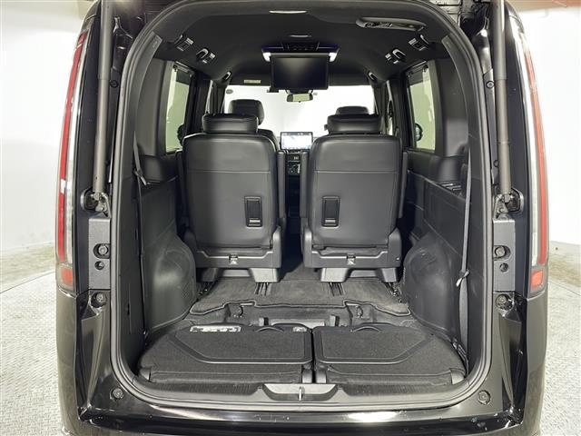 【　格納式サードシート　】サードシートは綺麗に床下に収納されます！！操作もレバーを引くだけ簡単楽々♪