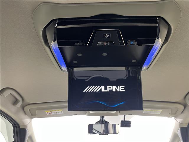 【後席モニター（フリップダウンモニター）】後部座席からも、ＤＶＤや映画・ライブ映像など様々な動画が楽しめドライブが退屈しません！※機種によって接続できる映像が異なります。