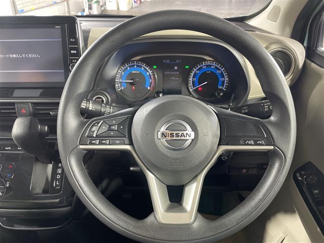 デイズ Ｘ　県外仕入れ　禁煙車　純正９インチナビ　フルセグＴＶ　ＣＤ　ＤＶＤ　Ｂｌｕｅｔｏｏｔｈ　アラウンドビューモニター　コーナーセンサー　エマージェンシーブレーキ　車線逸脱警報機能　純正アルミホイール（12枚目）