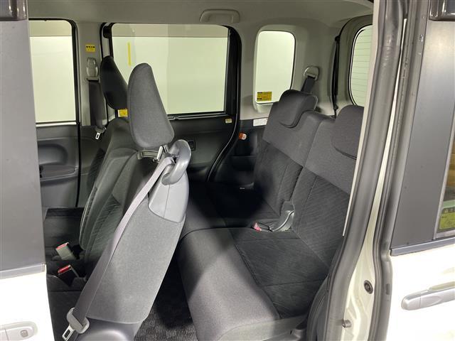 【後部座席】大人が座っても余裕のある広さです！！頭上や足元のスペースも広く取ってあります！