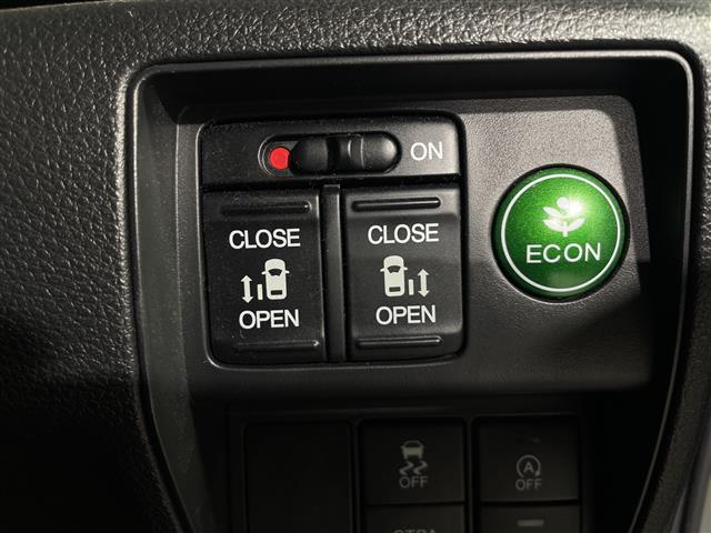 【両側パワースライドドア】小さなお子さまでもボタン一つで乗り降りラクラクです！両手に荷物を抱えている状態でもボタンを押せば自動で開閉するので、お買い物やお出かけの際にはとっても重宝します！