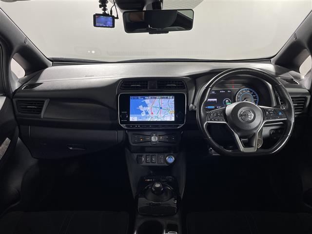 リーフ Ｘ　Ｖセレクション　県外仕入れ　禁煙車　純正ナビ　フルセグＴＶ　Ｂｌｕｅｔｏｏｔｈ　ＨＤＭＩ　ＵＳＢ　ステアリングリモコン　アラウンドビューモニター　プロパイロット　デジタルインナーミラー　前後ドライブレコーダー（3枚目）