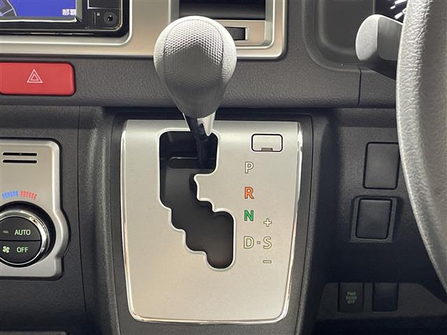 ハイエースワゴン グランドキャビン　県外仕入れ　禁煙車　１０名乗り　純正ナビ　ＣＤ　ＤＶＤ　ワンセグＴＶ　Ｂｌｕｅｔｏｏｔｈ　パノラミックビューモニター　左側パワースライドドア　トヨタセーフティセンス　デジタルインナーミラー（18枚目）