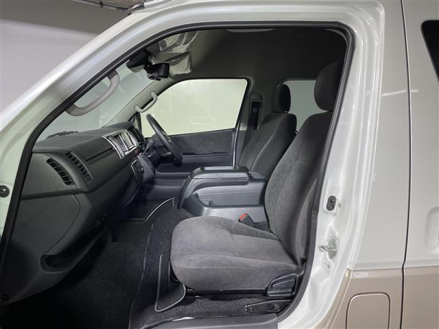 ハイエースワゴン グランドキャビン　県外仕入れ　禁煙車　１０名乗り　純正ナビ　ＣＤ　ＤＶＤ　ワンセグＴＶ　Ｂｌｕｅｔｏｏｔｈ　パノラミックビューモニター　左側パワースライドドア　トヨタセーフティセンス　デジタルインナーミラー（26枚目）
