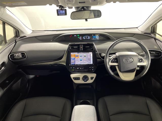 プリウス Ｓツーリングセレクション　禁煙車　県外仕入れ　トヨタセーフティーセンス　社外９インチナビ　ＣＤ　ＤＶＤ　Ｂｌｕｅｔｏｏｔｈ　フルセグＴＶ　ＨＤＭＩ　ＥＴＣ　バックカメラ　オートクルーズ　シートヒーター　純正１７インチアルミ（2枚目）