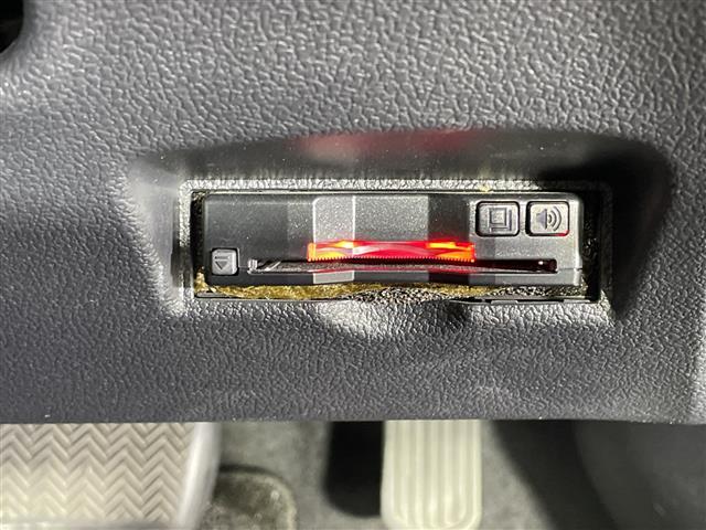 プリウス Ｓツーリングセレクション　禁煙車　県外仕入れ　トヨタセーフティーセンス　社外９インチナビ　ＣＤ　ＤＶＤ　Ｂｌｕｅｔｏｏｔｈ　フルセグＴＶ　ＨＤＭＩ　ＥＴＣ　バックカメラ　オートクルーズ　シートヒーター　純正１７インチアルミ（8枚目）