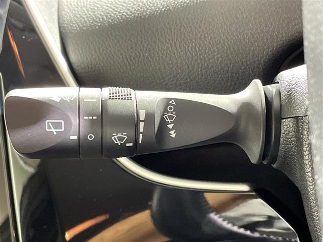 プリウス Ｓツーリングセレクション　禁煙車　県外仕入れ　トヨタセーフティーセンス　社外９インチナビ　ＣＤ　ＤＶＤ　Ｂｌｕｅｔｏｏｔｈ　フルセグＴＶ　ＨＤＭＩ　ＥＴＣ　バックカメラ　オートクルーズ　シートヒーター　純正１７インチアルミ（11枚目）