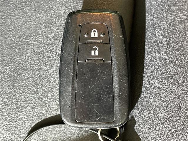 プリウス Ｓツーリングセレクション　禁煙車　県外仕入れ　トヨタセーフティーセンス　社外９インチナビ　ＣＤ　ＤＶＤ　Ｂｌｕｅｔｏｏｔｈ　フルセグＴＶ　ＨＤＭＩ　ＥＴＣ　バックカメラ　オートクルーズ　シートヒーター　純正１７インチアルミ（22枚目）