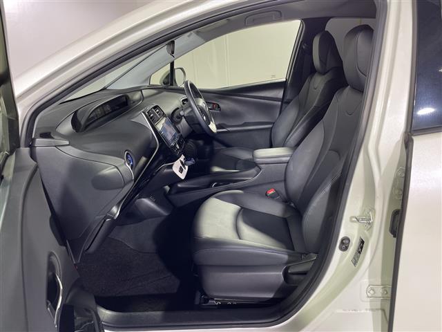 プリウス Ｓツーリングセレクション　禁煙車　県外仕入れ　トヨタセーフティーセンス　社外９インチナビ　ＣＤ　ＤＶＤ　Ｂｌｕｅｔｏｏｔｈ　フルセグＴＶ　ＨＤＭＩ　ＥＴＣ　バックカメラ　オートクルーズ　シートヒーター　純正１７インチアルミ（23枚目）