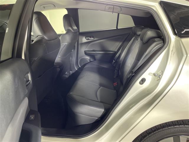 プリウス Ｓツーリングセレクション　禁煙車　県外仕入れ　トヨタセーフティーセンス　社外９インチナビ　ＣＤ　ＤＶＤ　Ｂｌｕｅｔｏｏｔｈ　フルセグＴＶ　ＨＤＭＩ　ＥＴＣ　バックカメラ　オートクルーズ　シートヒーター　純正１７インチアルミ（25枚目）