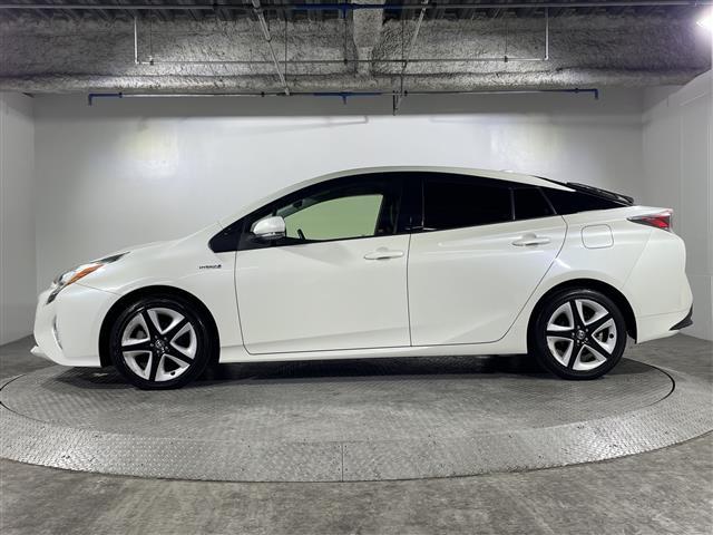 プリウス Ｓツーリングセレクション　禁煙車　県外仕入れ　トヨタセーフティーセンス　社外９インチナビ　ＣＤ　ＤＶＤ　Ｂｌｕｅｔｏｏｔｈ　フルセグＴＶ　ＨＤＭＩ　ＥＴＣ　バックカメラ　オートクルーズ　シートヒーター　純正１７インチアルミ（41枚目）