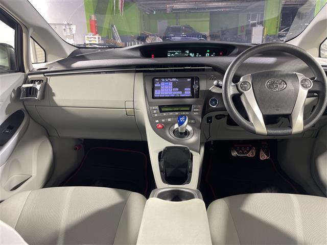 プリウス Ｓ　県外仕入れ　禁煙車　社外エアロ　ロクサーニ１９インチアルミ　純正ナビ　ＣＤ　ＤＶＤ　Ｂｌｕｅｔｏｏｔｈ　ミラー型ドラレコ　バックカメラ　社外車高調　ビルトインＥＴＣ　純正フロアマット（2枚目）