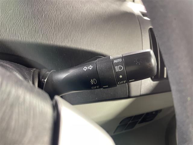 プリウス Ｓ　県外仕入れ　禁煙車　社外エアロ　ロクサーニ１９インチアルミ　純正ナビ　ＣＤ　ＤＶＤ　Ｂｌｕｅｔｏｏｔｈ　ミラー型ドラレコ　バックカメラ　社外車高調　ビルトインＥＴＣ　純正フロアマット（13枚目）