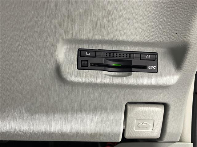 プリウス Ｓ　県外仕入れ　禁煙車　社外エアロ　ロクサーニ１９インチアルミ　純正ナビ　ＣＤ　ＤＶＤ　Ｂｌｕｅｔｏｏｔｈ　ミラー型ドラレコ　バックカメラ　社外車高調　ビルトインＥＴＣ　純正フロアマット（16枚目）