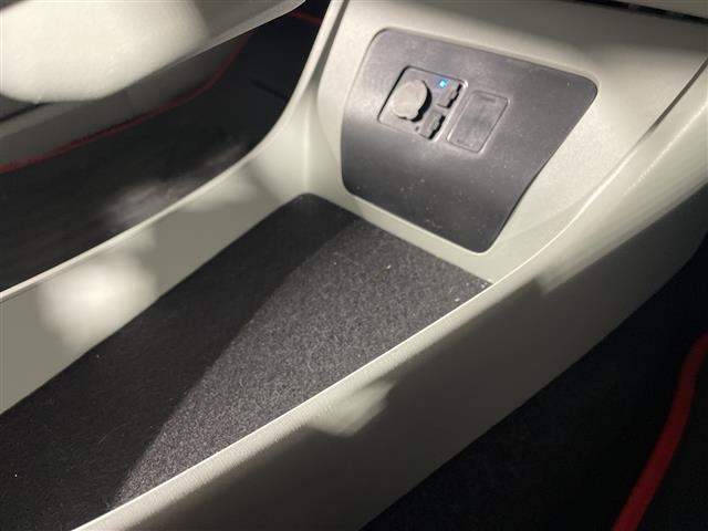 プリウス Ｓ　県外仕入れ　禁煙車　社外エアロ　ロクサーニ１９インチアルミ　純正ナビ　ＣＤ　ＤＶＤ　Ｂｌｕｅｔｏｏｔｈ　ミラー型ドラレコ　バックカメラ　社外車高調　ビルトインＥＴＣ　純正フロアマット（17枚目）