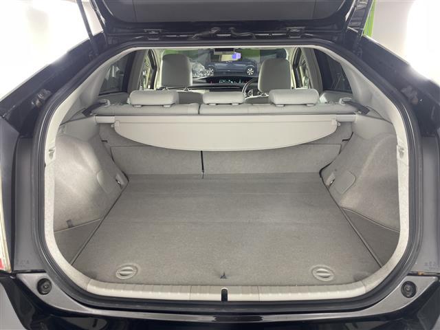 プリウス Ｓ　県外仕入れ　禁煙車　社外エアロ　ロクサーニ１９インチアルミ　純正ナビ　ＣＤ　ＤＶＤ　Ｂｌｕｅｔｏｏｔｈ　ミラー型ドラレコ　バックカメラ　社外車高調　ビルトインＥＴＣ　純正フロアマット（23枚目）