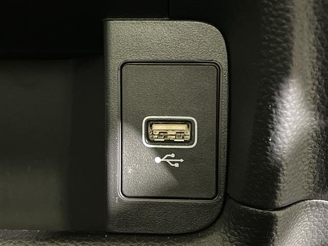 【ＥＴＣ】有料道路を利用する際に料金所で停止することなく通過できる、ＥＴＣ車載器（ノンストップ自動料金収受システム機器）が装備されています。セットアップを行うことで利用可能になります。