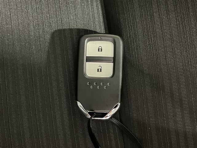 【運転席】座り心地が良いシートなので長時間の運転でも快適にお過ごしいただけます。新品のフロアマットのご注文も可能です。掲載箇所以外にご希望の写真がございましたらお気軽にお問い合わせ下さい。