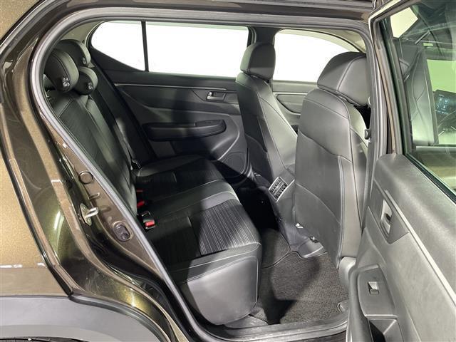 【後部座席】大人が座っても余裕のある広さです！！頭上や足元のスペースも広く取ってあります！