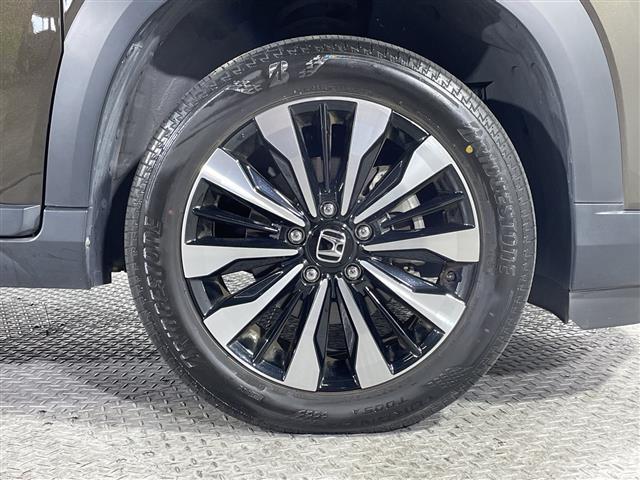 【純正アルミホイール】純正の専用アルミホイールが足元を飾ります！ＩＤＯＭでは、社外アルミホイールや、スタッドレスタイヤも取扱いしております。ぜひご相談ください。