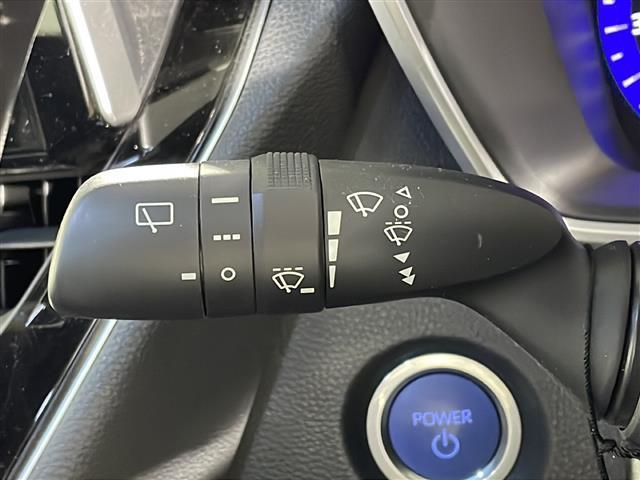 【ステアリングスイッチ】手元のボタンから、オーディオやナビなどの操作ができるので、よそ見をせずに安全に運転に集中できます！