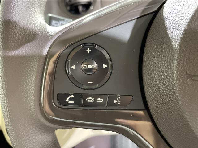 �y�X�e�A�����O�X�C�b�`�z�茳�̃{�^������A�I�[�f�B�I��i�r�Ȃǂ̑��삪�ł���̂ŁA�悻���������Ɉ��S�ɉ^�]�ɏW���ł��܂��I