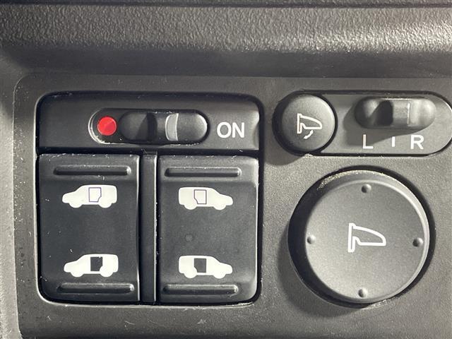 フリードハイブリッド ジャストセレクション　禁煙車　両側電動パワースライドドア　社外サブウーファー　社外ナビ　（ＣＤ／Ｂｌｕｅｔｏｏｔｈ／フルセグＴＶ）　バックカメラ　革調シートカバー　社外ツイーター　純正ラバーマット　オートライト　ＥＴＣ（6枚目）