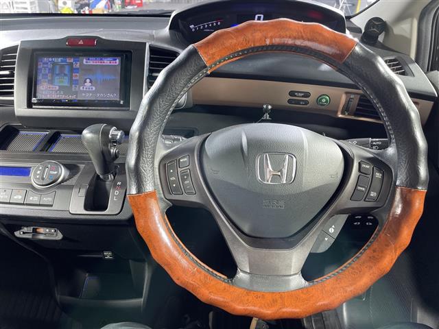 フリードハイブリッド ジャストセレクション　禁煙車　両側電動パワースライドドア　社外サブウーファー　社外ナビ　（ＣＤ／Ｂｌｕｅｔｏｏｔｈ／フルセグＴＶ）　バックカメラ　革調シートカバー　社外ツイーター　純正ラバーマット　オートライト　ＥＴＣ（9枚目）