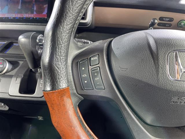 フリードハイブリッド ジャストセレクション　禁煙車　両側電動パワースライドドア　社外サブウーファー　社外ナビ　（ＣＤ／Ｂｌｕｅｔｏｏｔｈ／フルセグＴＶ）　バックカメラ　革調シートカバー　社外ツイーター　純正ラバーマット　オートライト　ＥＴＣ（10枚目）