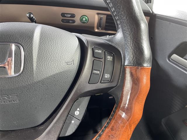 フリードハイブリッド ジャストセレクション　禁煙車　両側電動パワースライドドア　社外サブウーファー　社外ナビ　（ＣＤ／Ｂｌｕｅｔｏｏｔｈ／フルセグＴＶ）　バックカメラ　革調シートカバー　社外ツイーター　純正ラバーマット　オートライト　ＥＴＣ（11枚目）