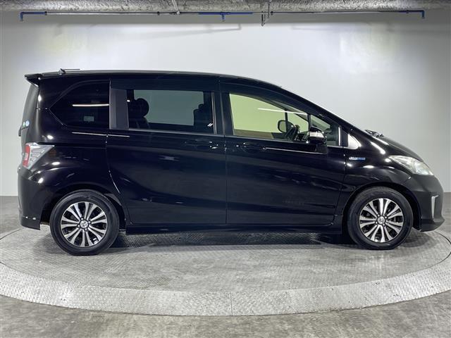 フリードハイブリッド ジャストセレクション　禁煙車　両側電動パワースライドドア　社外サブウーファー　社外ナビ　（ＣＤ／Ｂｌｕｅｔｏｏｔｈ／フルセグＴＶ）　バックカメラ　革調シートカバー　社外ツイーター　純正ラバーマット　オートライト　ＥＴＣ（33枚目）
