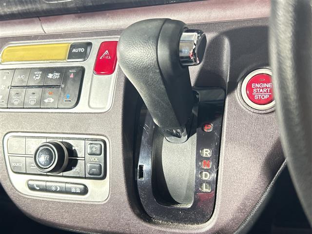 【横滑り抑制機能（ＴＣＳ）】雨や雪で滑りやすい路面などで横滑りが発生した時、ブレーキとエンジン出力を自動的にコントロールし、優れた車両安定性を実現します！