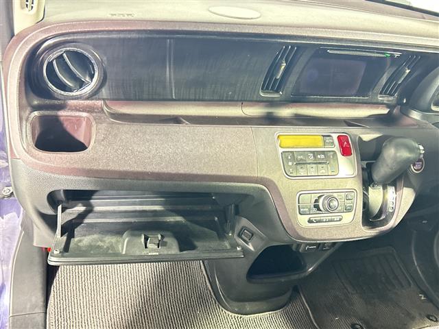 【運転席】座り心地が良いシートなので長時間の運転でも快適にお過ごしいただけます。新品のフロアマットのご注文も可能です。掲載箇所以外にご希望の写真がございましたらお気軽にお問い合わせ下さい。