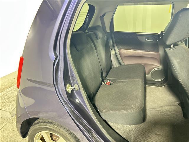 【後部座席】大人が座っても余裕のある広さです！！頭上や足元のスペースも広く取ってあります！