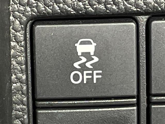 【　横滑り防止装置　】急なハンドル操作時や滑りやすい路面を走行中に車両の横滑りを感知すると、自動的に車両の進行方向を保つように車両を制御します。