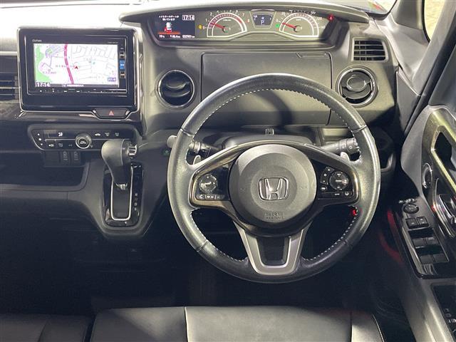 【ステアリング】軽い力で扱いやすいハンドルです。目立つ傷やスレなどなく綺麗な状態です！「プレミアム抗菌コートＧ」をいれていただくとさらに快適に！清潔なお車はお子様にも安心ですね！