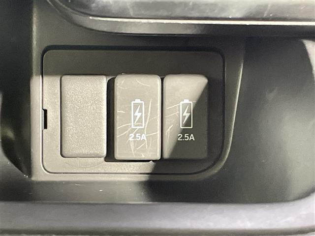 【アクセサリーソケット（電源ソケット）】電源からケーブルをつなげば、スマートフォンなどの電子機器の充電などを行うことができます！ゲーム機器や、カメラの充電にも便利ですね。