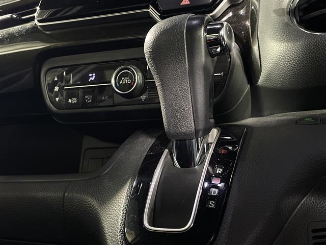 【シフトレバー】シフトの操作がしやすく快適なドライブを楽しんでいただけます！