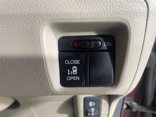 【パワースライドドア】小さなお子さまでも、助手席側のスライドドアはボタン一つで乗り降りラクラクです！両手に荷物を抱えている時でもボタンを押せば自動で開閉してくれます。