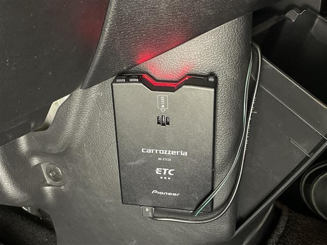 【ＥＴＣ】有料道路を利用する際に料金所で停止することなく通過できる、ＥＴＣ車載器（ノンストップ自動料金収受システム機器）が装備されています。セットアップを行うことで利用可能になります。