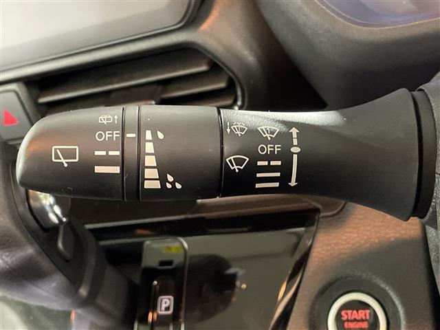 【オートワイパー（ＡＵＴＯ）】雨が降り出した時に、雨滴検出用センサー（レインセンサー）が雨滴を感知すると、自動でワイパーが動作します。