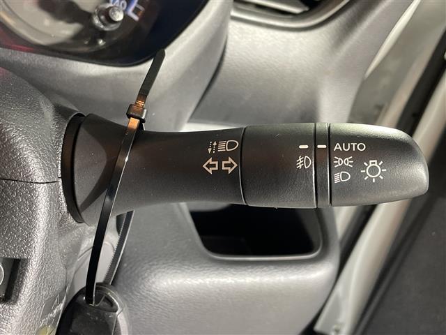 【オートライト（ＡＵＴＯ）】外の明るさをシステムが感知して、自動でヘッドライトが点灯します！ヘッドライトをつけ忘れを防ぐ便利機能です。