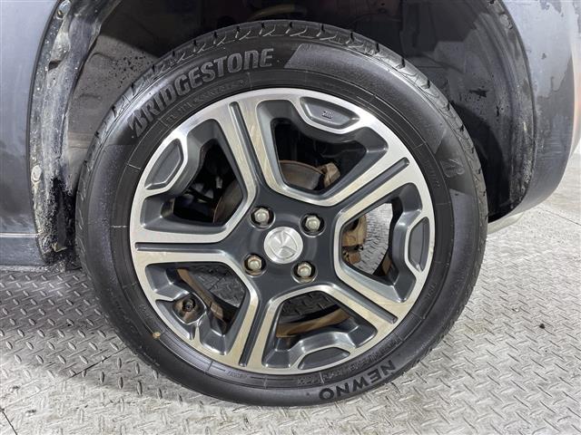 【純正アルミホイール】純正の専用アルミホイールが足元を飾ります！ＩＤＯＭでは、社外アルミホイールや、スタッドレスタイヤも取扱いしております。ぜひご相談ください。