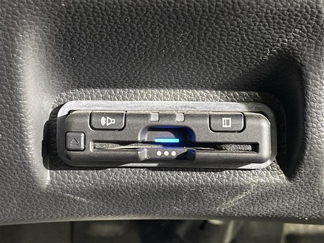 【ＥＴＣ】有料道路を利用する際に料金所で停止することなく通過できる、ＥＴＣ車載器（ノンストップ自動料金収受システム機器）が装備されています。セットアップを行うことで利用可能になります。