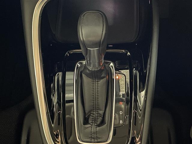 【シフトレバー】シフトの操作がしやすく快適なドライブを楽しんでいただけます！