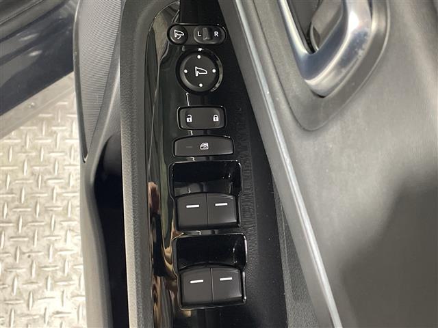 【パワーウインドウ】運転席のスイッチで、各席の窓ガラスの開閉ができます！あると便利ですよね！