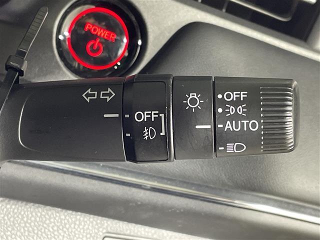 【オートライト（ＡＵＴＯ）】外の明るさをシステムが感知して、自動でヘッドライトが点灯します！ヘッドライトをつけ忘れを防ぐ便利機能です。