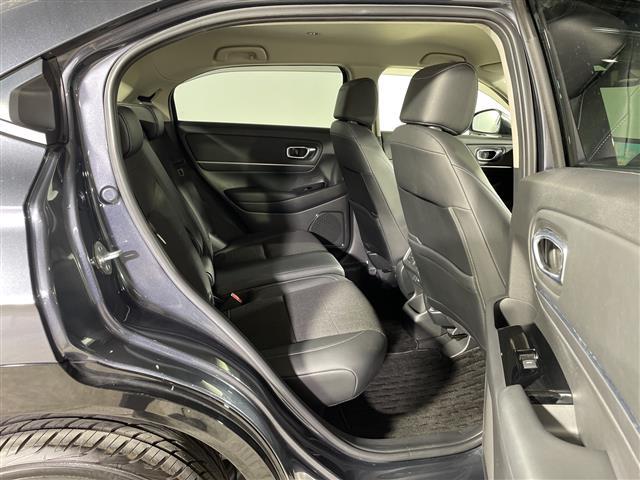 【後部座席】大人が座っても余裕のある広さです！！頭上や足元のスペースも広く取ってあります！