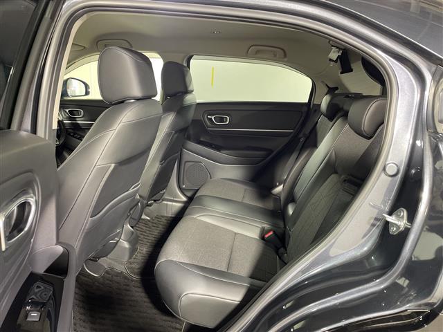 【後部座席】大人が座っても余裕のある広さです！！頭上や足元のスペースも広く取ってあります！