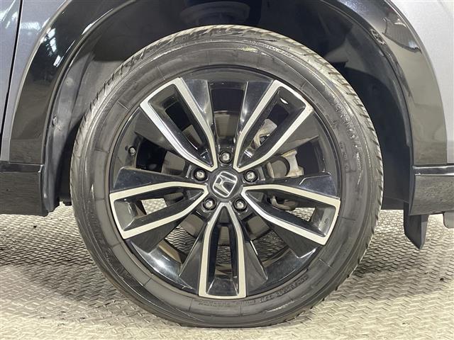 【純正アルミホイール】純正の専用アルミホイールが足元を飾ります！ＩＤＯＭでは、社外アルミホイールや、スタッドレスタイヤも取扱いしております。ぜひご相談ください。